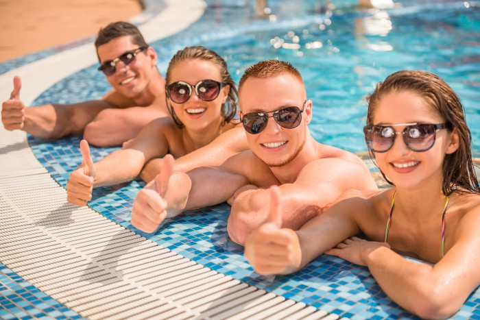 Détente autour de la piscine